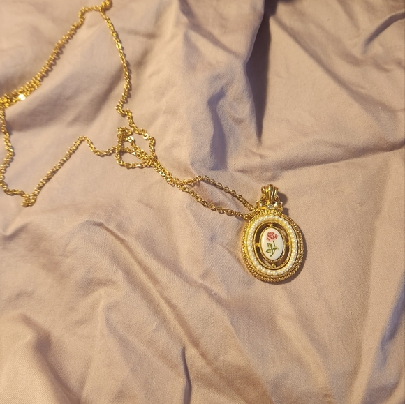 Avon Gold and Cream Floral Pendant Necklace Mothers Day Gift - Picture 2 of 4
